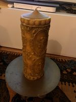 Antike Wachskerze mit Engelmotiv und Kerzenständer
