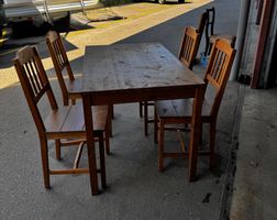 Ensemble table et quatre chaises en bois Ikea