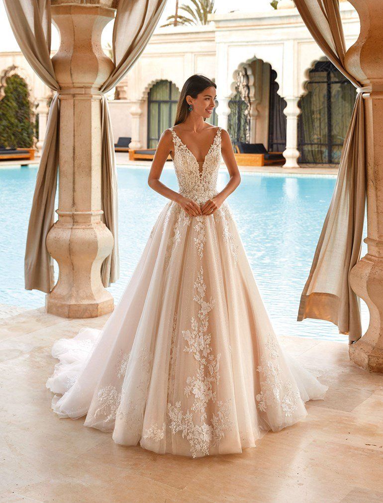 Kleider: Robe de mariée Demetrios 1107, T 44, couleur ivoire. – Neu (gemäss Beschreibung) aus Bex von Tiphaine