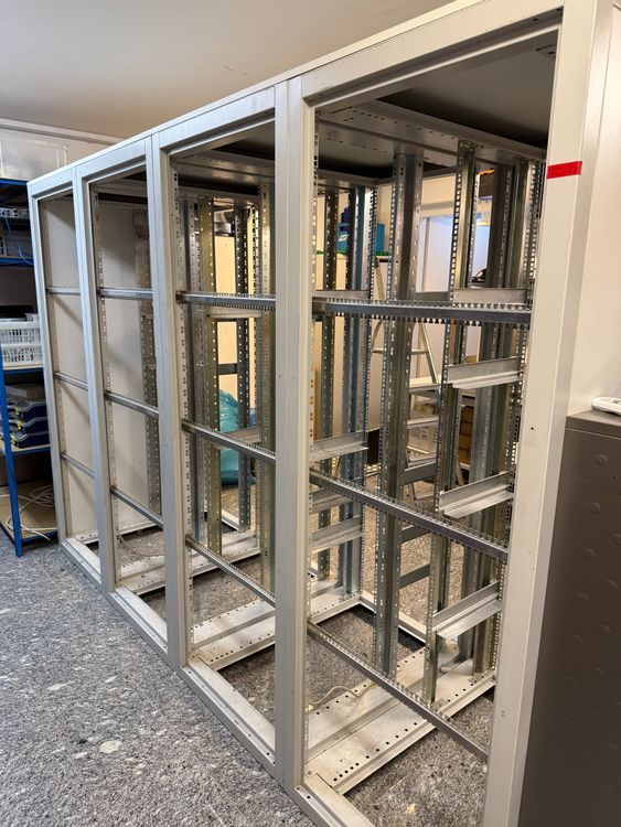 19 Zoll Racks (4 Stk zusammen), Schienen und Tablare inkl. (Gebraucht ...