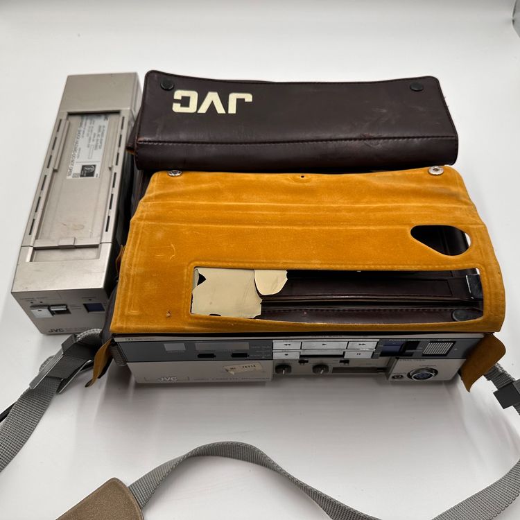 magnetoscope VHS JVC portable HR-2650 avec son sac
