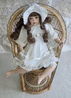 Porzellandoll mit Stuhl Vintage guter Zustand Sammlung 
