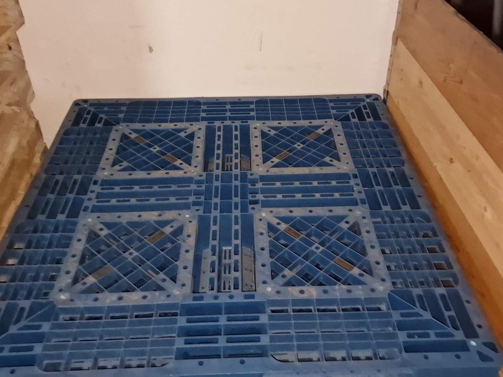 Pallets: Kunststoff Palette 109x107x15cm – Usato da Bilten venduto da ELYSATOR 4