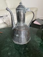 Cruche antique en cuivre martelé avec couvercle.
