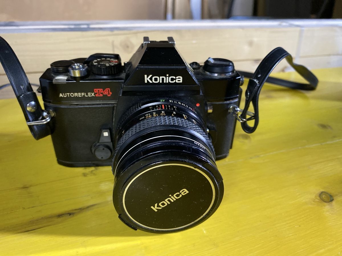 Konica Fotocamera: Konica Autoreflex T4 + Sigma objectif & Flash - Vintage! – Usato da Renan BE venduto da Pcapsule