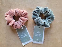 2 Scrunchies, Haargummis aus samtigem Stoff. Von H&M. NEU!