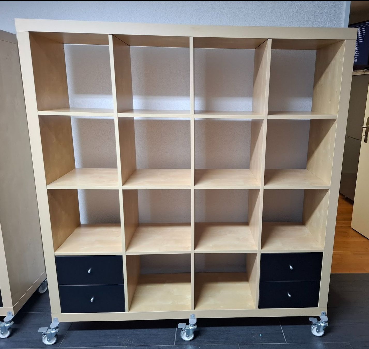 Regal 4x4 Ikea Expedit (Kallax) mit Rollen und 4 Schubladen (Gebraucht) in Zollikofen für CHF 20 – nur Abholung auf Ricardo kaufen