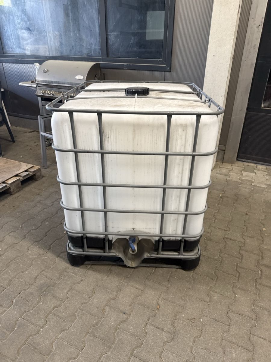 Abbeveratoi e trogoli: IBC Container 1000L gebraucht mit Metallgestell – Usato da Bischofszell venduto da McLuca81