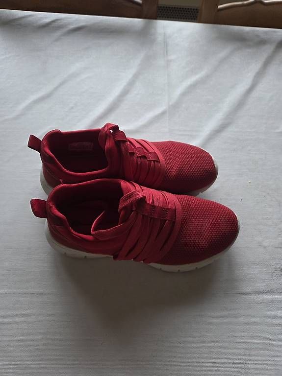 Chaussures femmes: Baskets  femme  – D'occasion à La Croix (Lutry) par azzura01