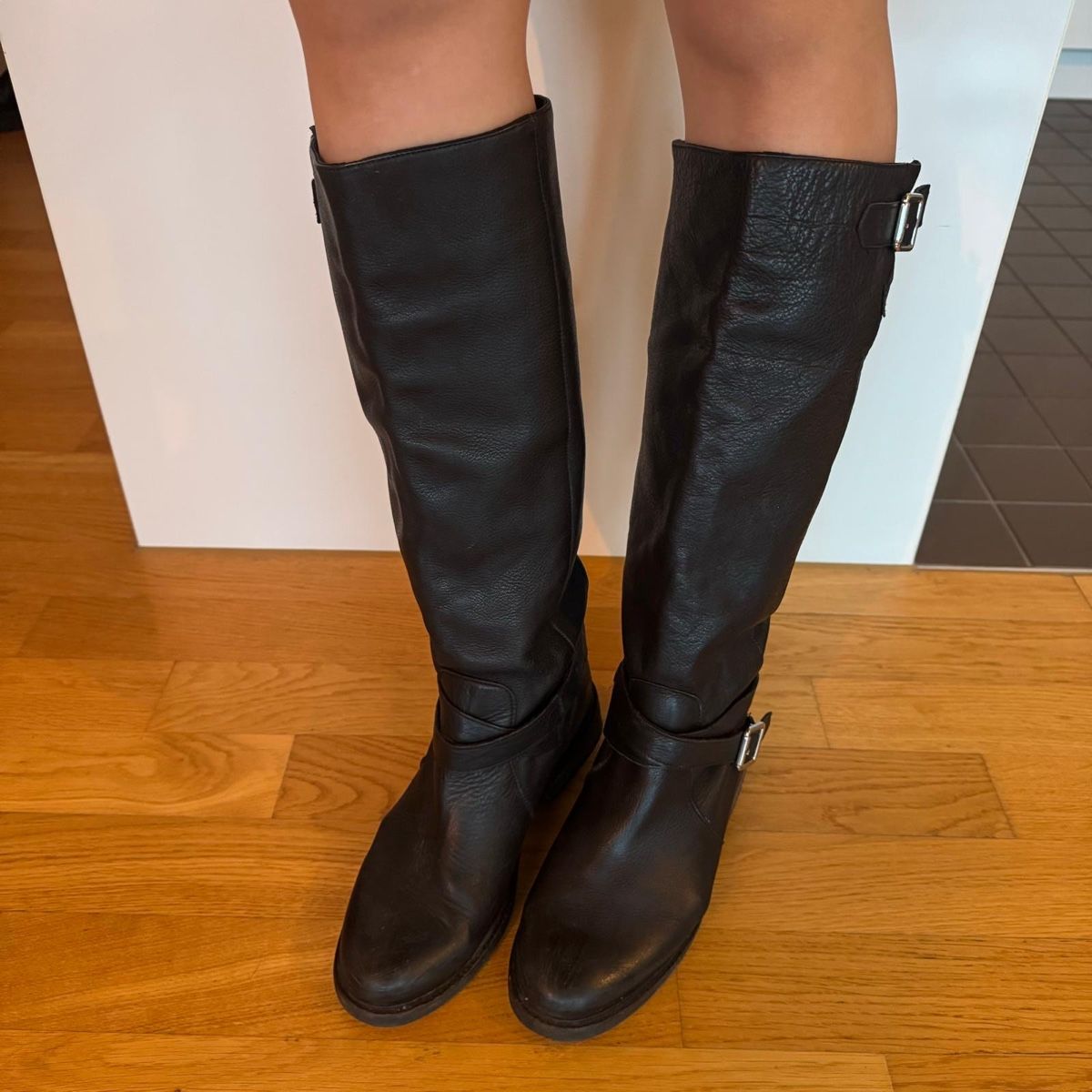 Scarpe da donna: leather black under-the-knee boots – Usato da Zürich venduto da M4xi_13