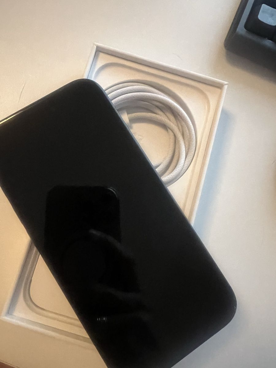 Apple Portables: iPhone 15 schwarz mit Ladekabel 128GB neu – Neuf (Voir description) à Zürich par Susilva