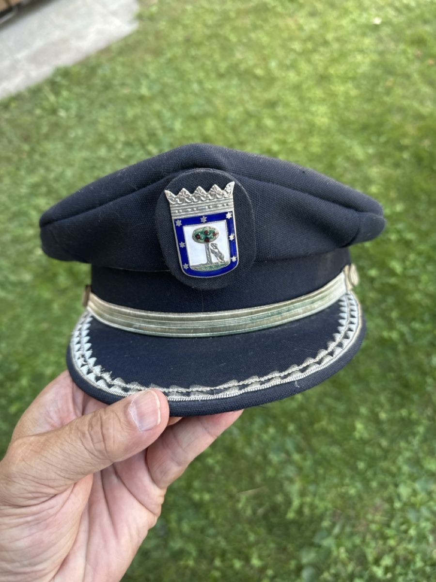 Copricapi, berretti & cappellini: Polizia Municipale Madrid Spagna – Usato da Morbio Inferiore venduto da Ecod