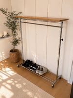 Appendiabiti / guardaroba regolabile con ripiano in legno