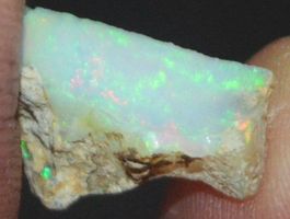 Edelstein L-6831– Äthiopischer Opal roh ca. 16x9mm 4,3 Karat