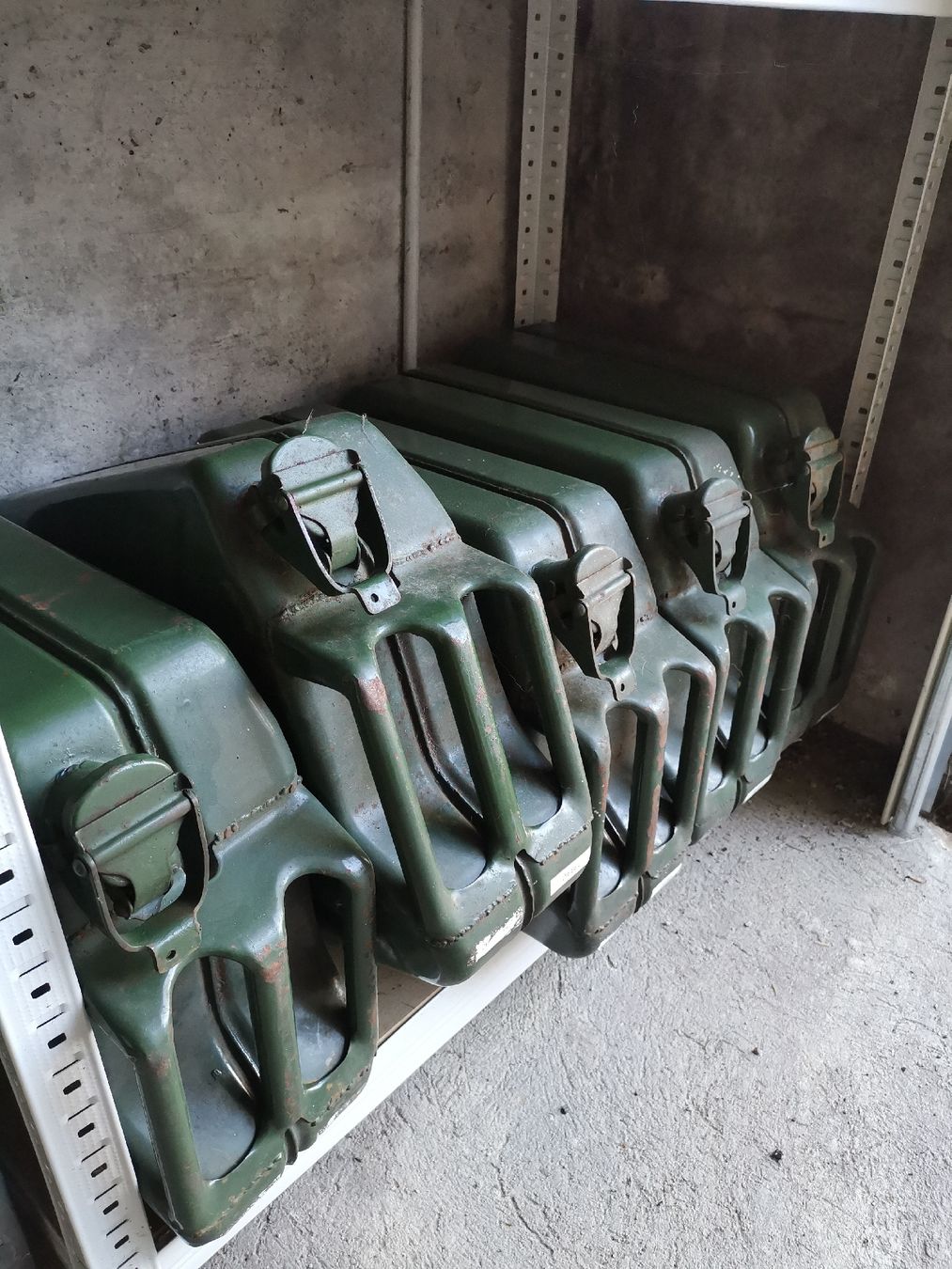 Schweizer Armee Taniche per benzina: Kraftstoff-Kanister – Usato da Sulz AG venduto da L_Heeb