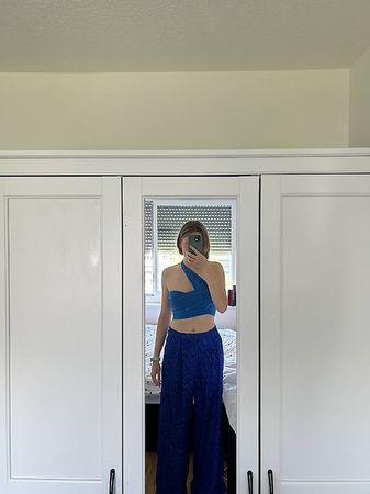 BLAUES ONE-SHOULDER-CROP-TOP UND GESTREIFTE HOSE