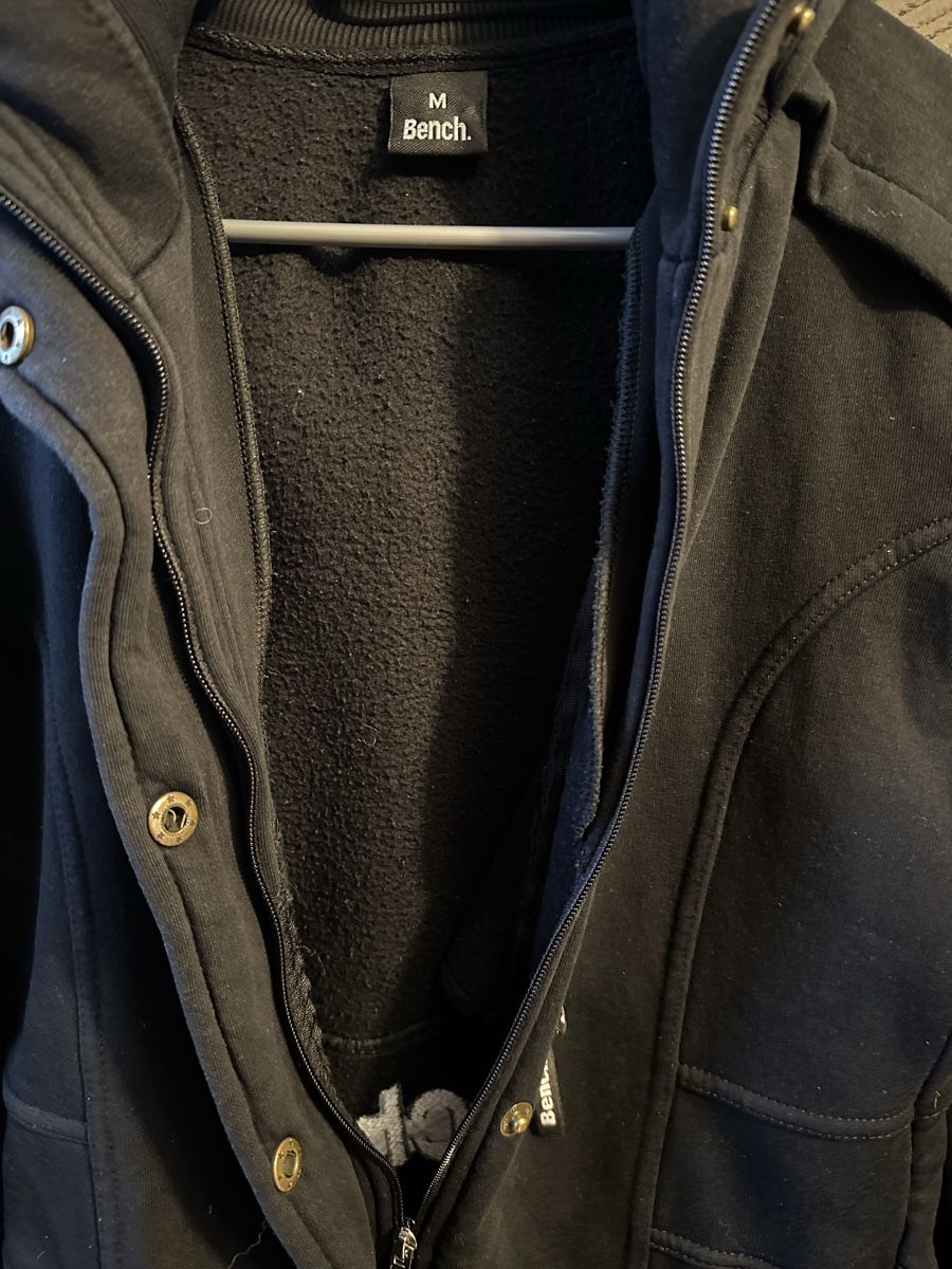 Bench Giacche: Bench Jacket: Black, hooded, perfect for cooler weather – Usato da Zürich venduto da Yuece 7