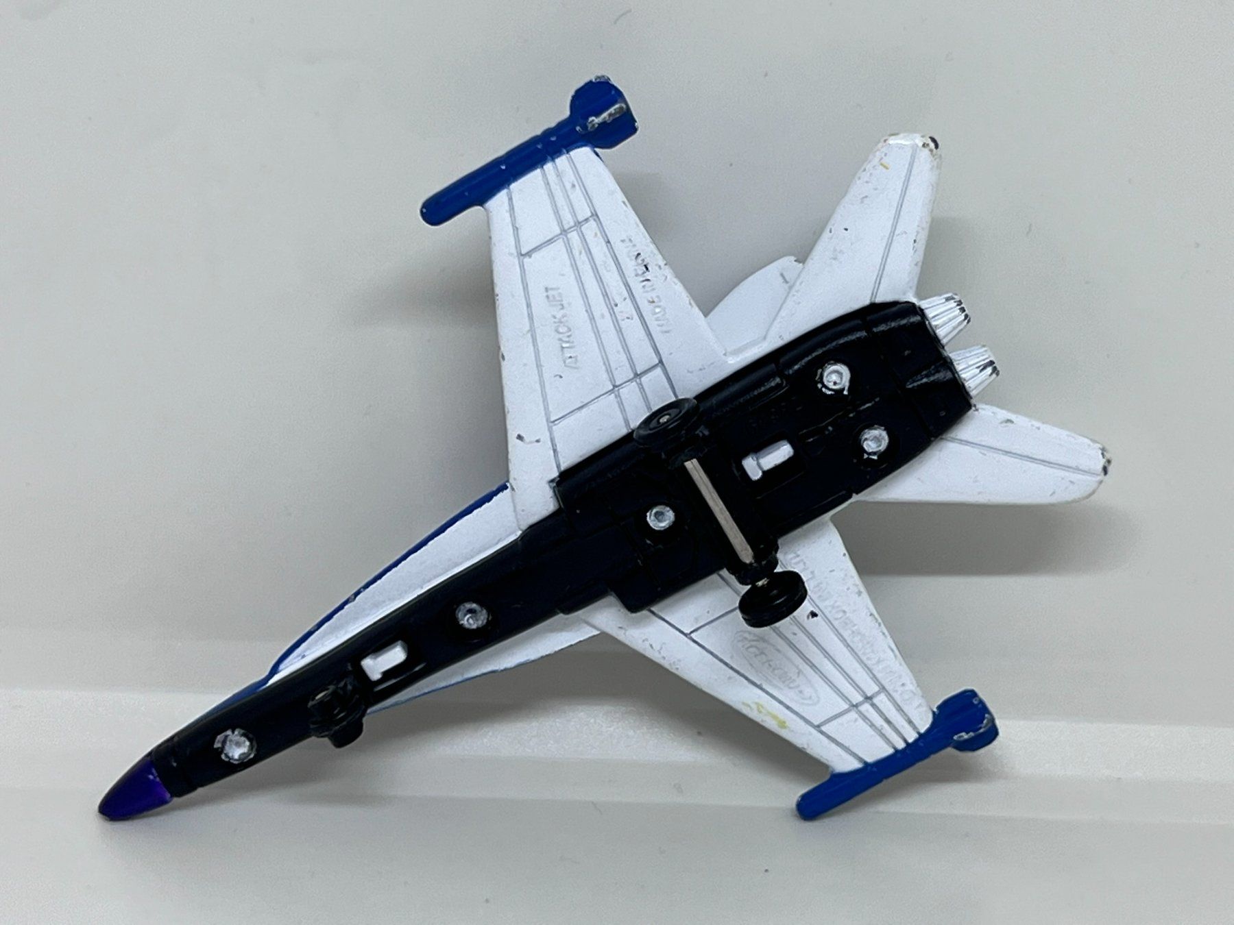 Matchbox Modellini d'auto: Matchbox Attack Jet – Usato da Wildegg venduto da LaaBoutique 3
