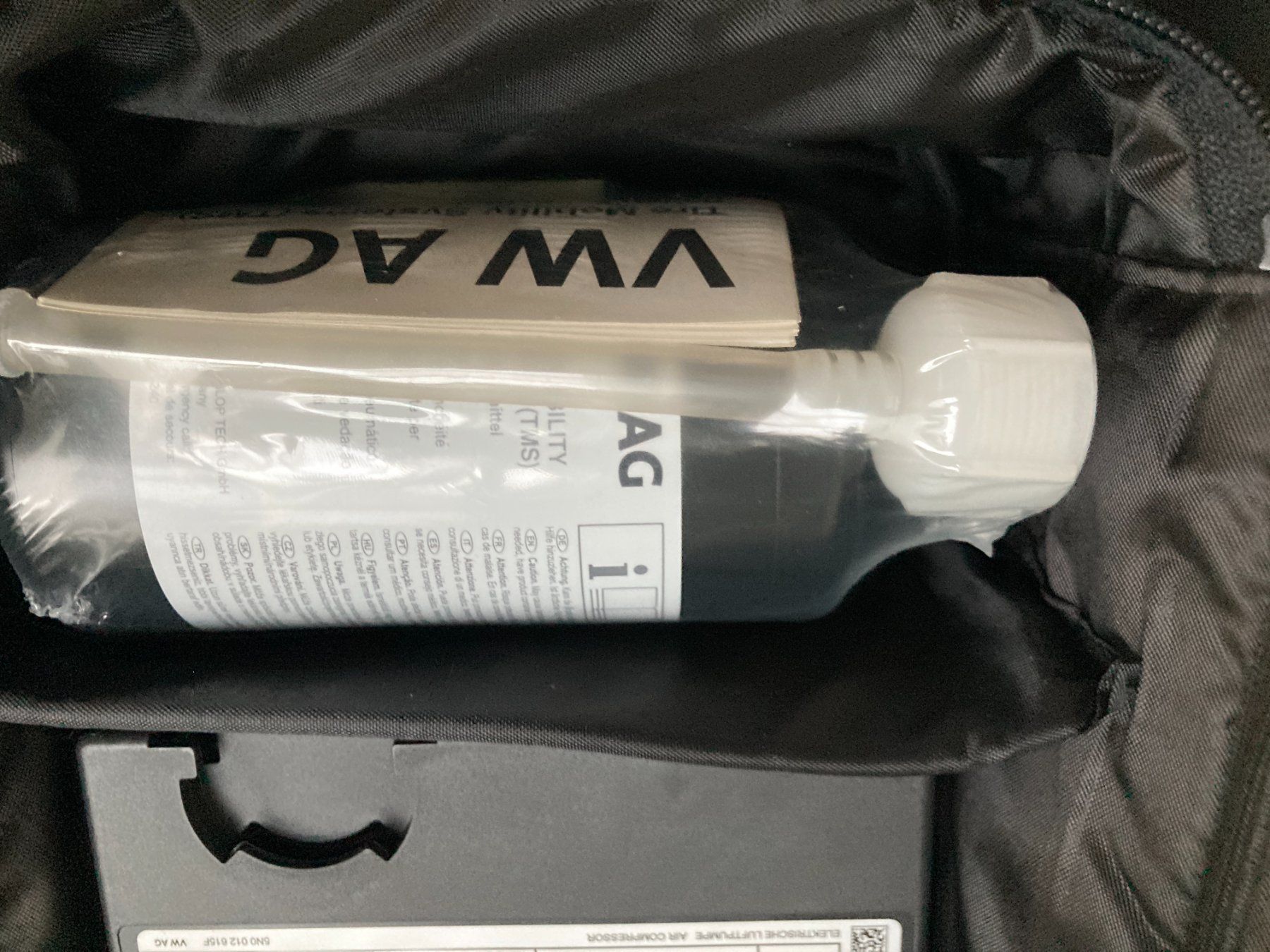 Volkswagen Tutti pezzi di ricambio auto: VW Reifendichtmittel + Kompressor 7E0601703A T5 T6 – Usato da Cham venduto da WB2223 3