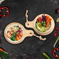 2er Set stilvolle Tapas-Schalen aus Keramik auf Servierbrett