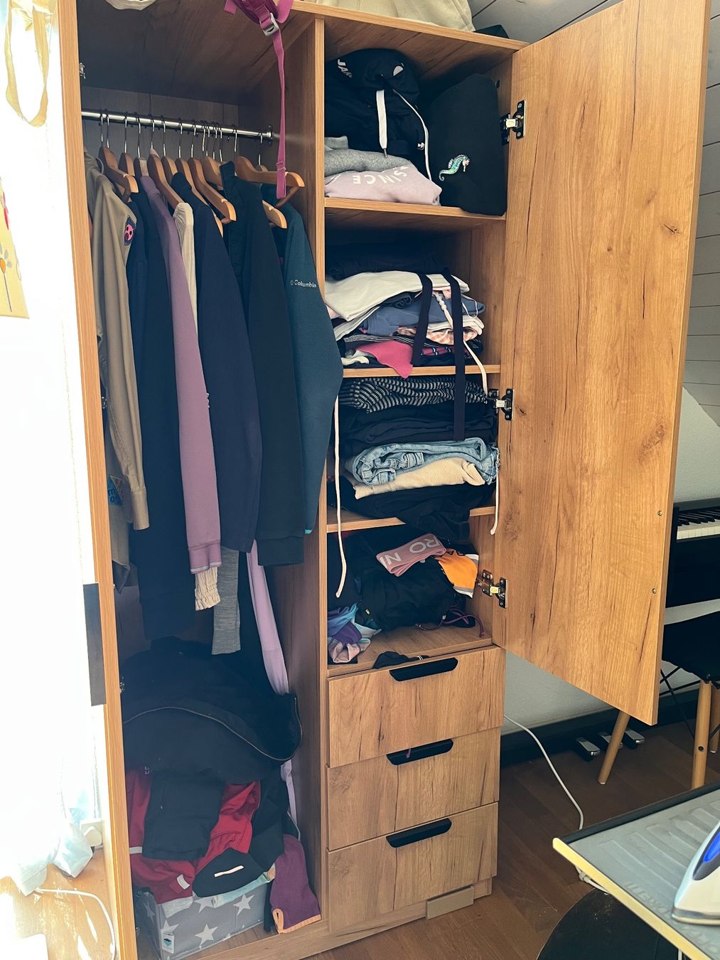Schränke: Kleiderschrank in Eichenoptik mit Schubladen gebraucht – Gebraucht aus Ebertswil von snowflake1980 1