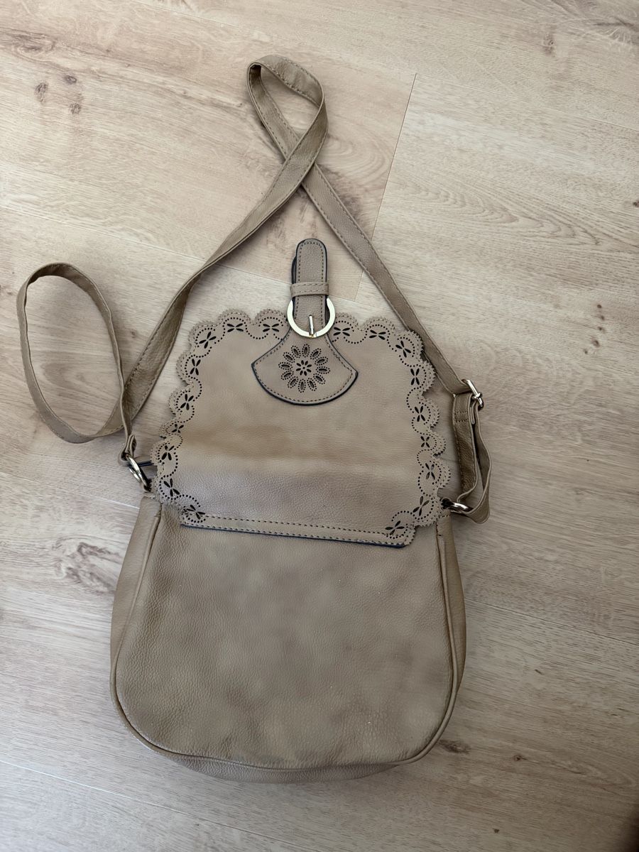 Borse da donna: Beige Umhängetasche mit Lochmuster! – Usato da Moosseedorf venduto da eve_6nj8 2
