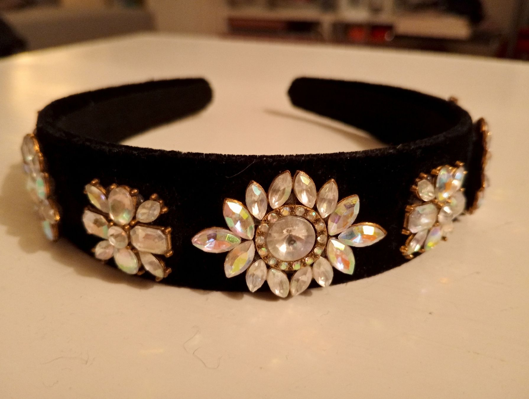 Accessori per capelli: Elegantes Samt-Haarreif mit Strass-Blumen Schwarz – Usato da Allschwil venduto da Evgeniia78