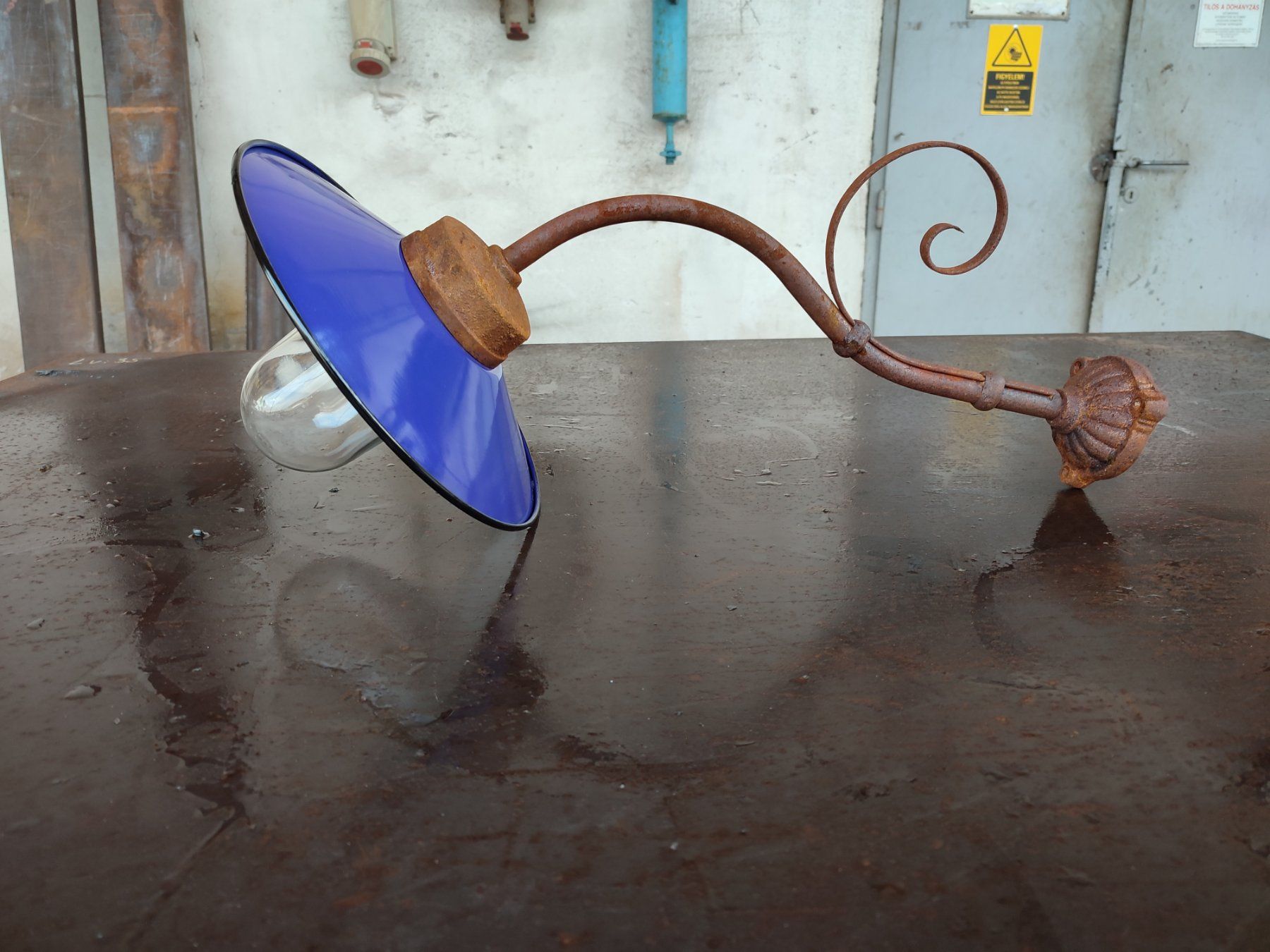 Lampade: AnNo21 Antike Hof Lampe/Aussen Lampe/Emaille Schirm – Usato da kraiburg am inn venduto da Vintage-Living 1