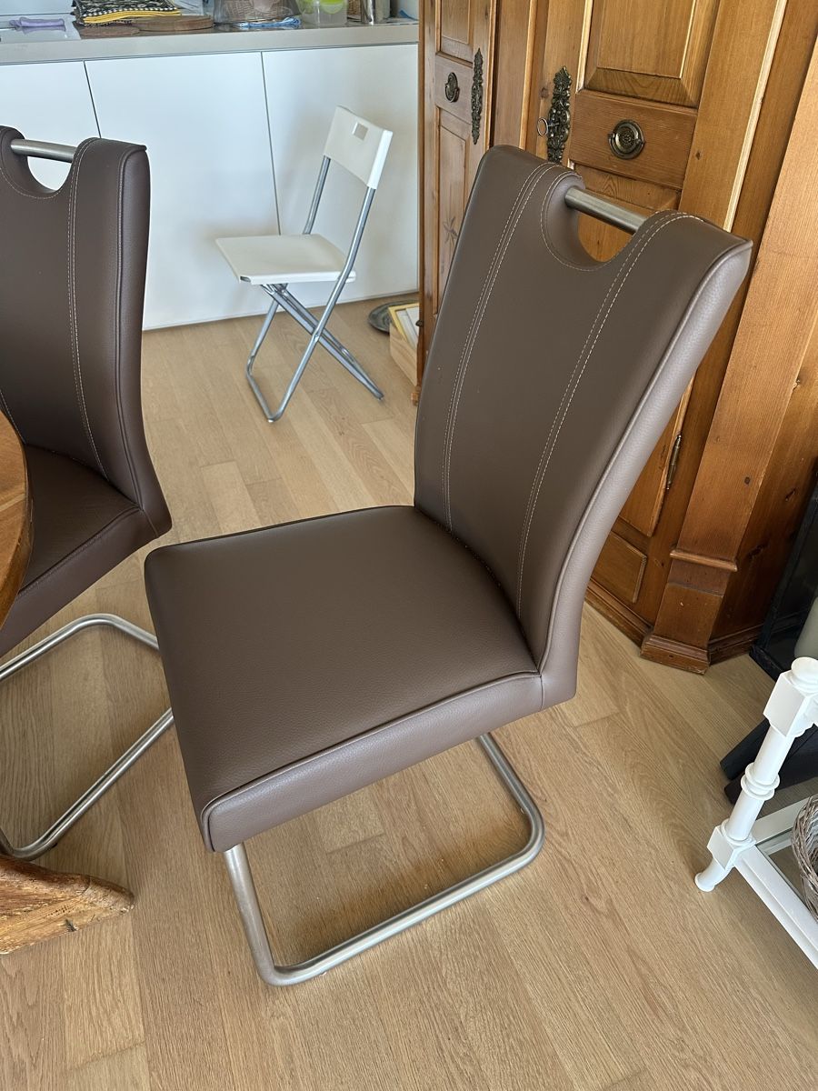 Chaises: 4 Esstischstühle braun – D'occasion à Bassersdorf par Stebefasa