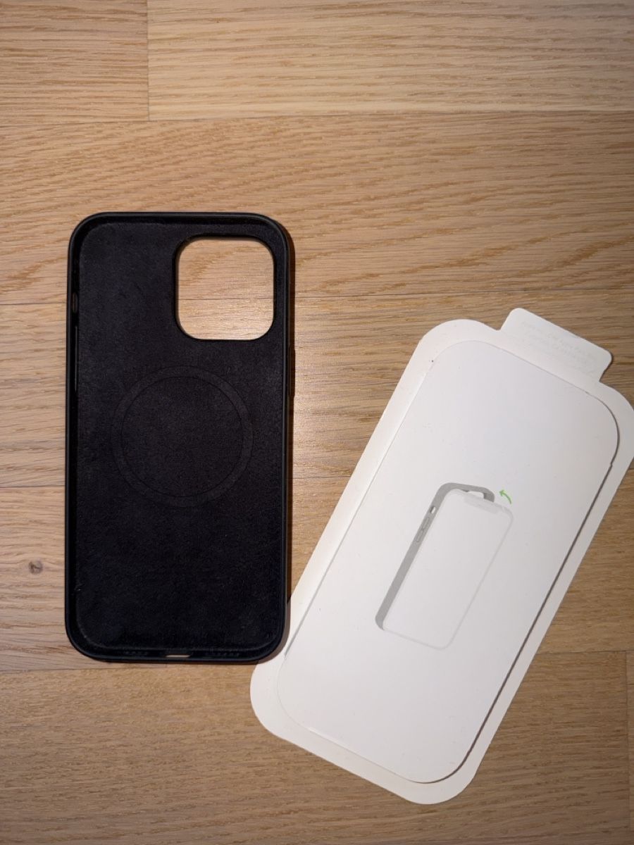 Apple Covers & Schutzfolien: Silicone Case Black iPhone 14 Pro Max perfect – Gebraucht aus Zürich von fra89zh 1