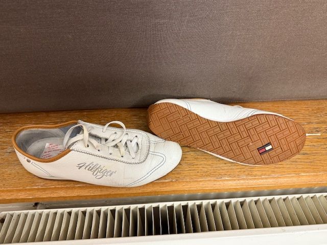Tommy Hilfiger Damenschuhe: Tommy Hilfiger Sneaker Gr. 37, Leder, weiss – Gebraucht aus Winterthur von projectcleanup 1