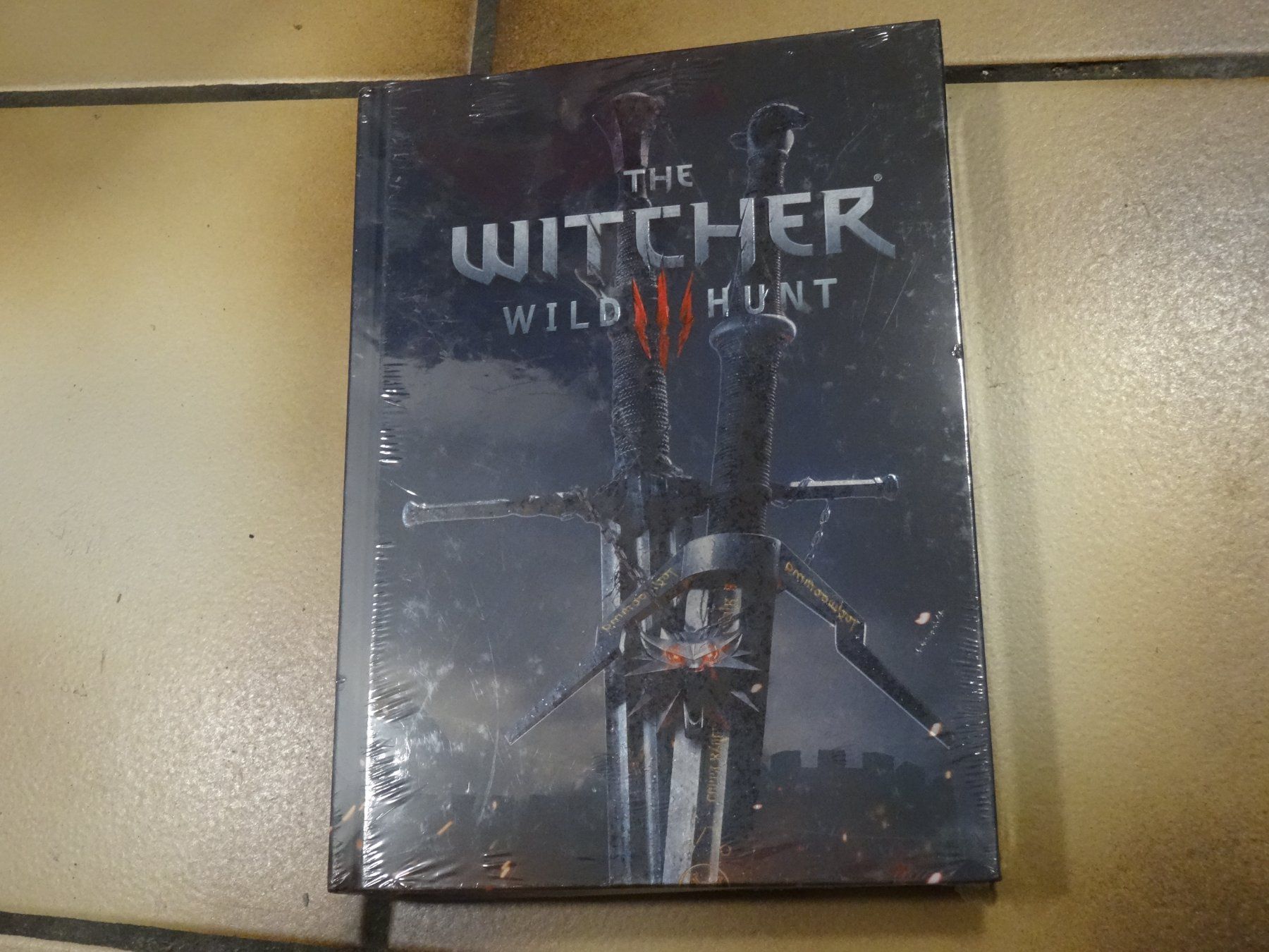 Giochi: The Witcher 3: Wild Hunt Artbook & Strategy Guide Buch – Nuovo e nell'imballaggio originale da Olten venduto da Disc-Ausverkauf