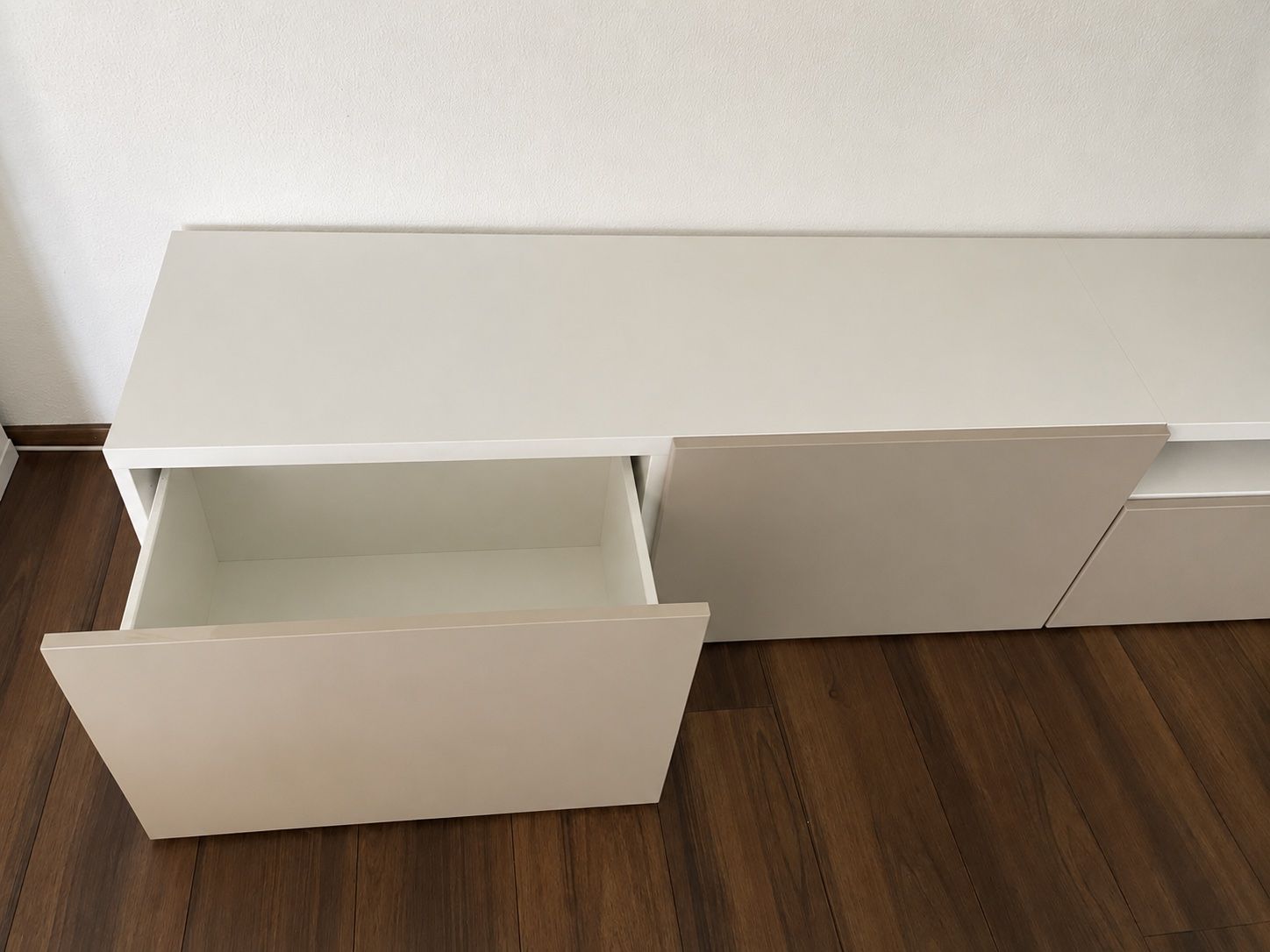Ikea Mobili TV: IKEA BESTA Wohnwand mit Hängeschränken – Usato da Gisikon venduto da JimHada 4