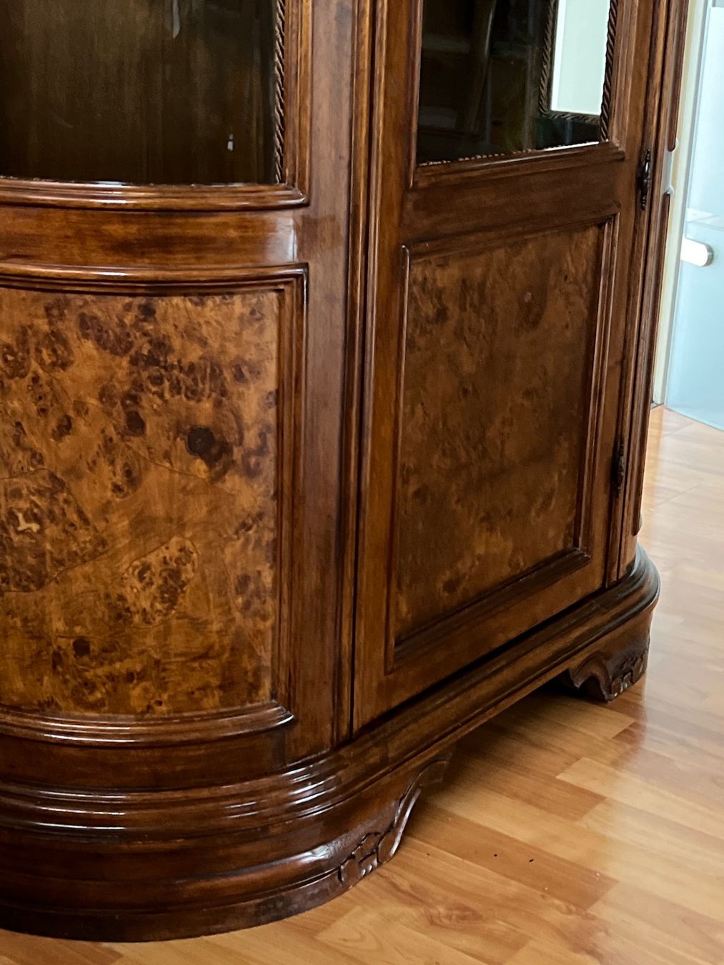 Vetrine: Barock Vitrine Schrank Nussbaum Biedermeier Stilmöbel – Usato da Gemünden venduto da GEUENWALD 3
