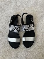 Sandalen schwarz silber Schlangenoptik Gr. 39
