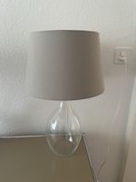 Tischlampe Glasfuß mit Lampenschirm in greige