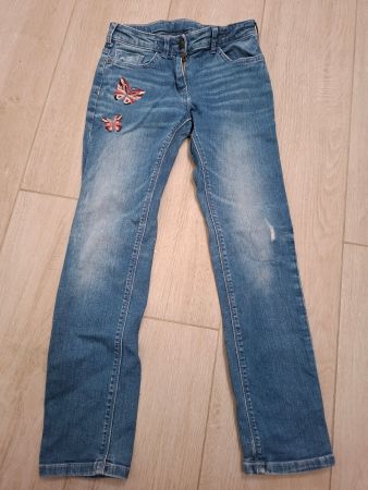 Mädchenjeans mit Schmetterlings-Stickerei Gr. 140