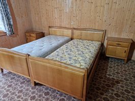 Doppelbett + Nachttische