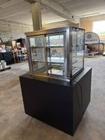 Neuwertige Kühlvitrine / Kuchenvitrine mit Licht auf Rollen 