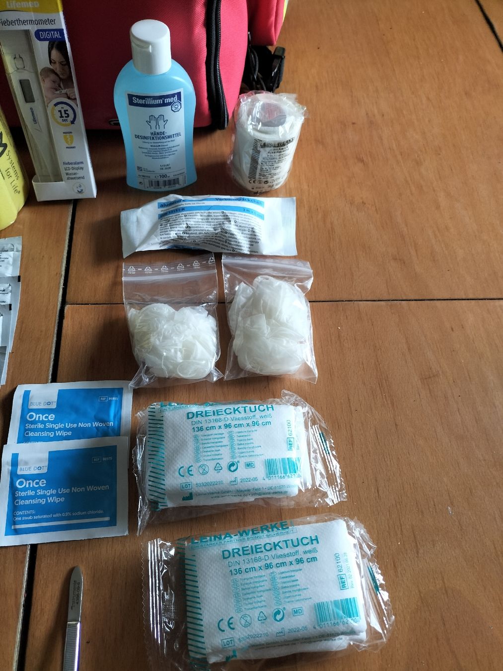 Kit di pronto soccorso: Erste Hilfe Tasche mit Inhalt Digitalthermometer Splint – Nuovo e nell'imballaggio originale da Emmenbrücke venduto da corinne041 1