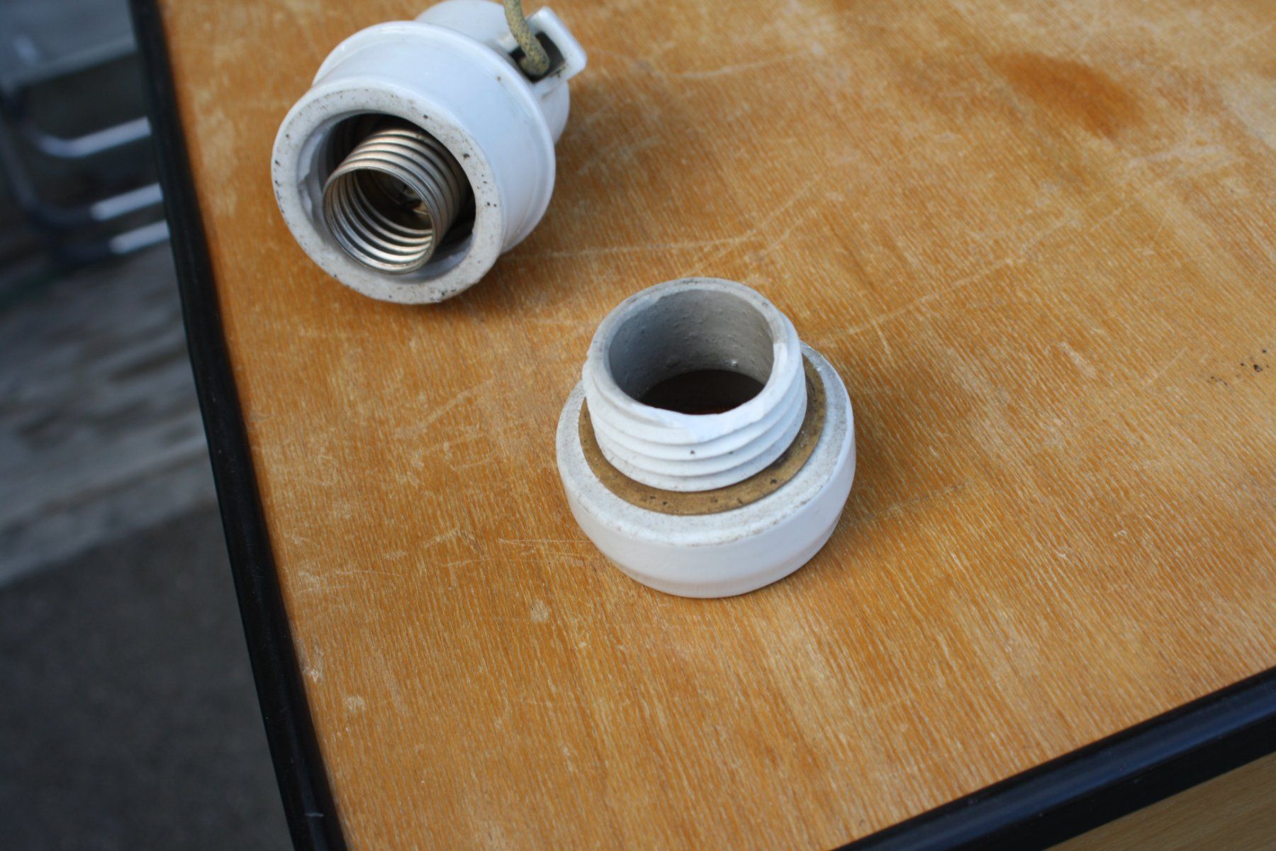 Lampade: ALTE LAMENFASSUNG STALLLAMPE – Usato da Wauwil venduto da Pneuedy 5