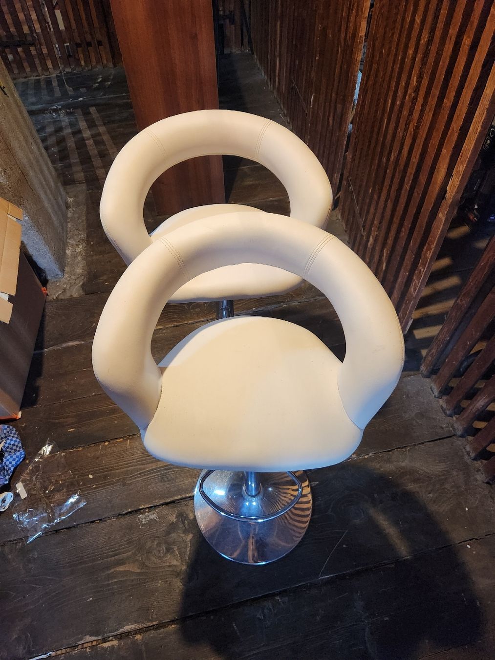 Chaises hautes: Zwei Barhocker, Höhenverstellbar – D'occasion à Zürich par laesso 1