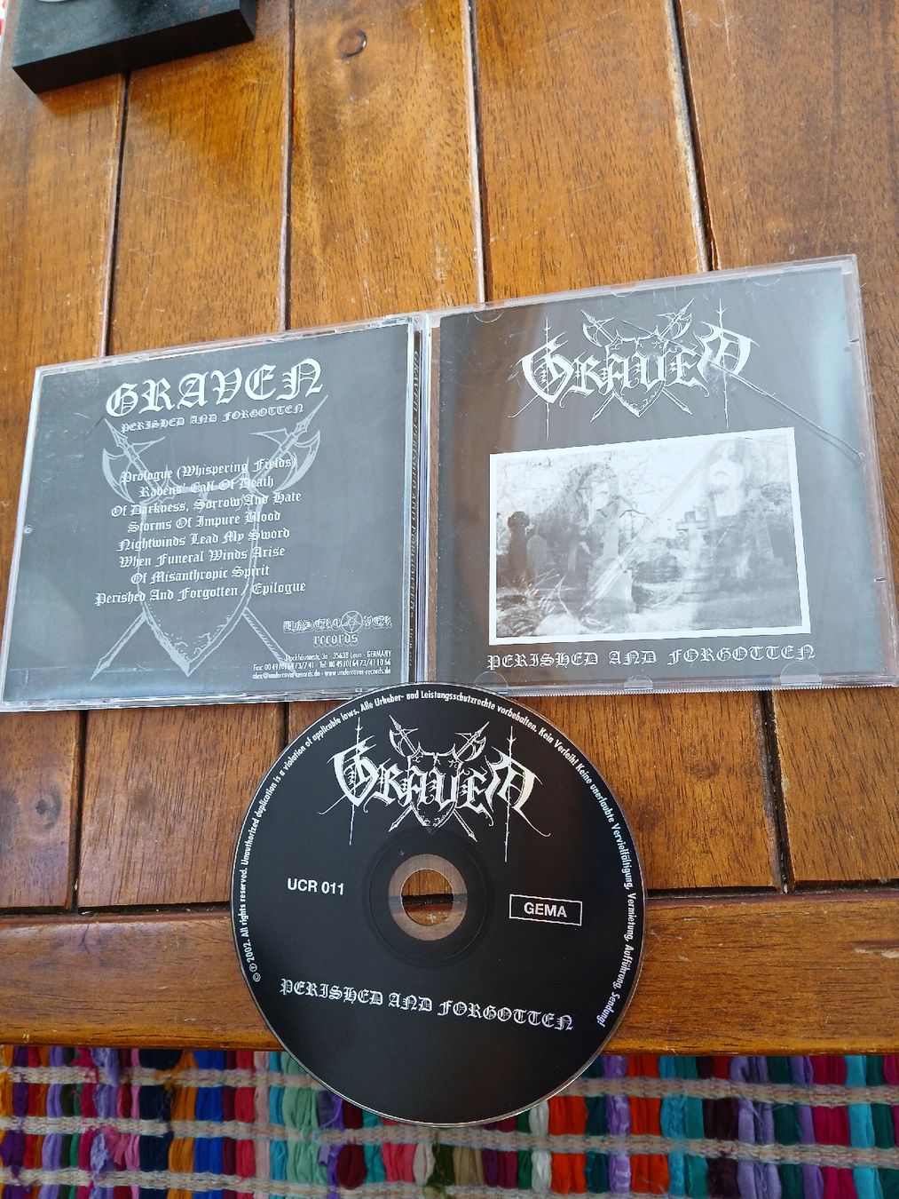 CD: graven - perished... – Usato da St-Cergue venduto da VeganWarrior