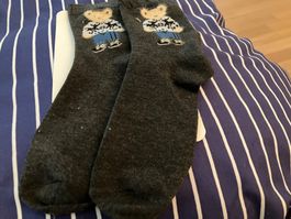 Schöne warme schwarze Socken mit Teddybärenmuster, neu