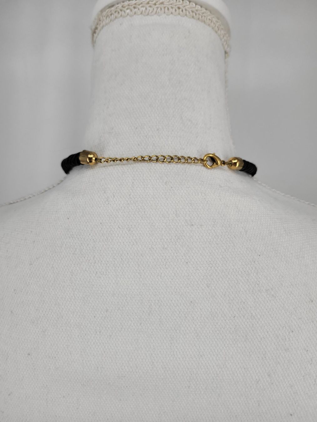 Colliers: Collier cordon torsadé avec pendentif – D'occasion à Lausanne par PlusValue_Lausanne 1