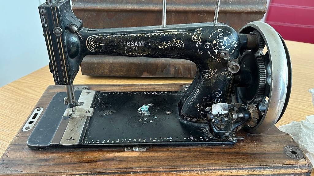 Nähmaschinen: antike Nähmaschine – Gebraucht aus Rotkreuz von jg41_bruno