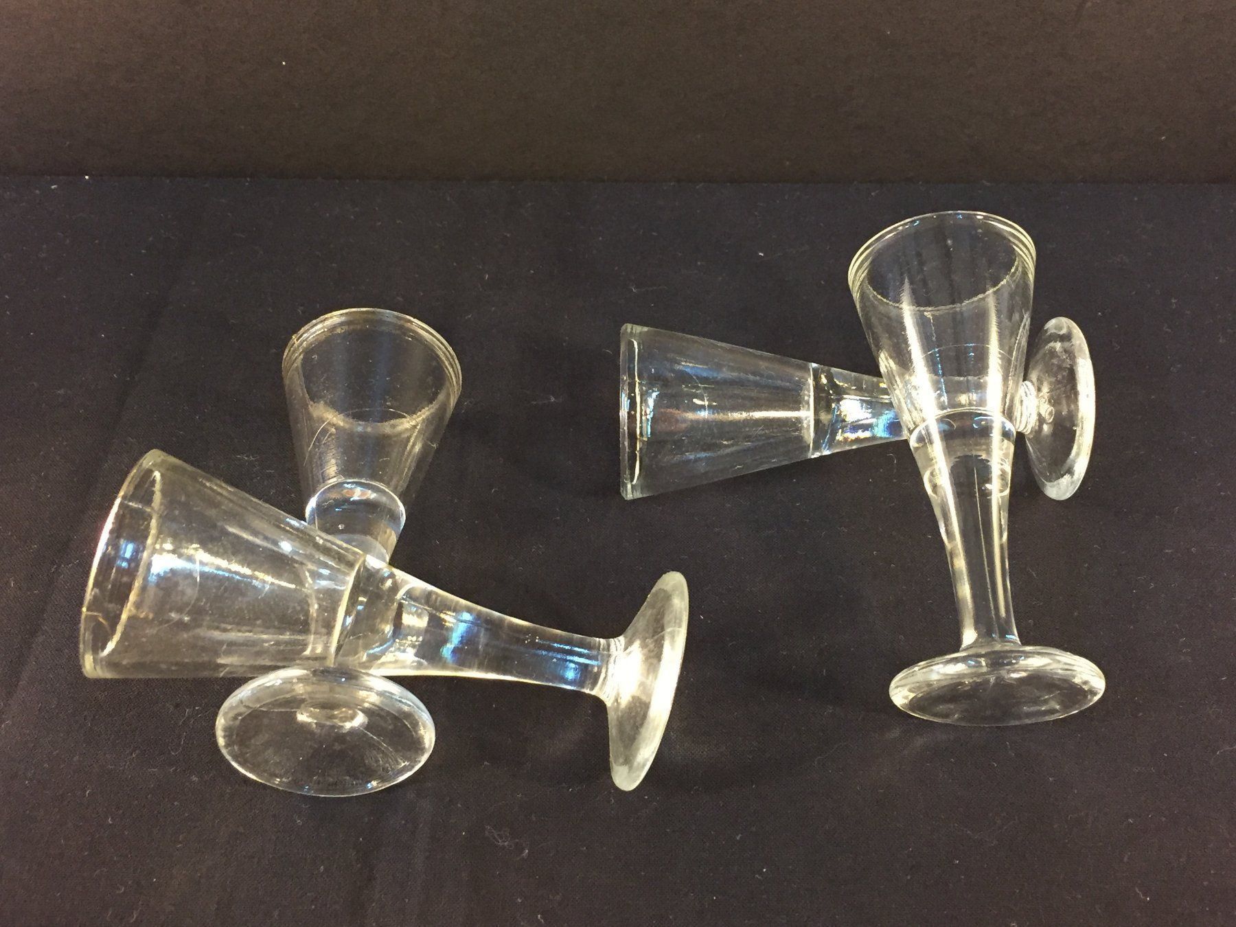 Bicchieri: Vintage 4 Pressed Schnaps/Likörgläser – Usato da Schaffhausen venduto da vintageville 4