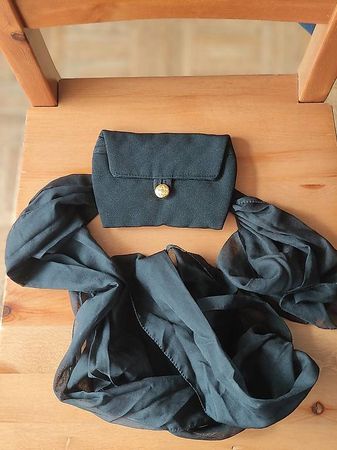 Élégant ensemble vintage: Pochette & foulard noir chic.