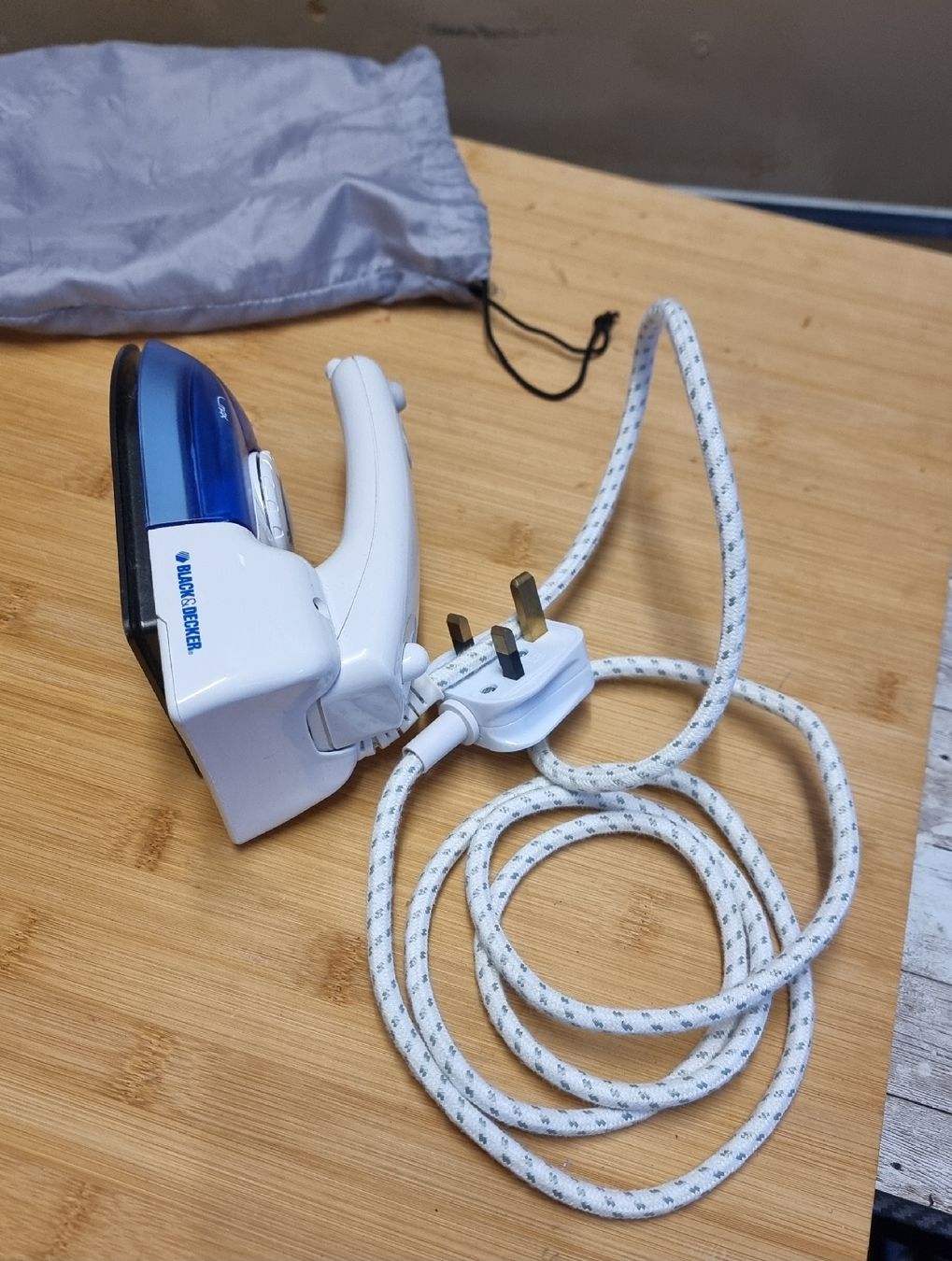 Ferri da stiro: Ferro da stiro da viaggio Black&Decker compatta – Usato da Altdorf UR venduto da Adeleiro 6