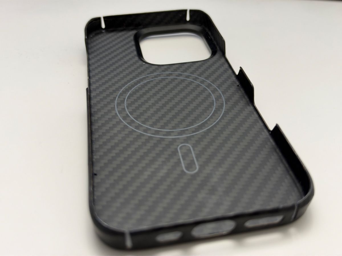 Apple Cover & Protezioni schermo: Carbon Cover iPhone 16 Pro – Usato da Wohlen AG venduto da Richi_03 1